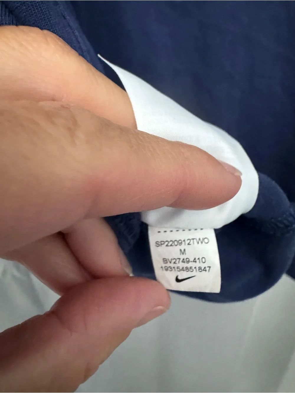 Nike Men's Navy Long-Sleeve Hooded Shirt Medium
